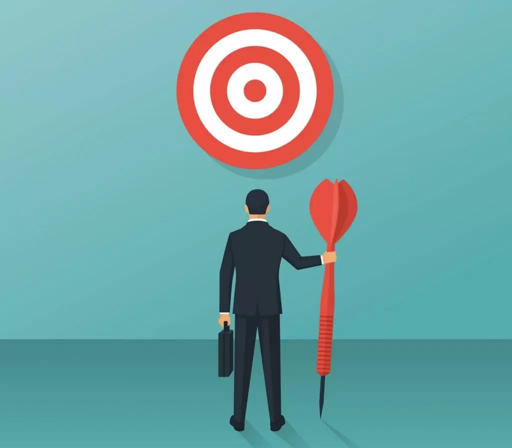 فردی که با تیر دارت به هدف نگاه میکند