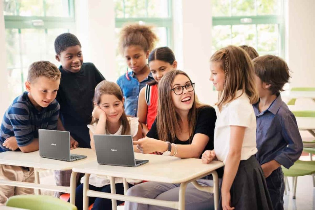 تعدادی کودک به همراه معلم در کلاس آموزش