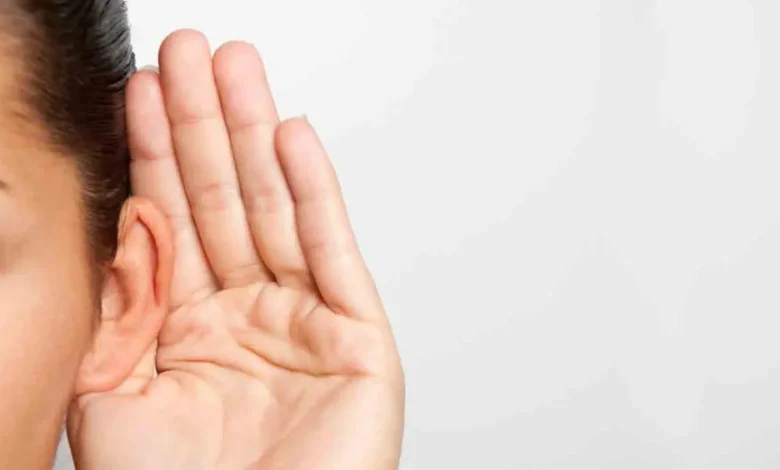 شخصی که برای شنیدن بهتر دست روی گوش گذاشته